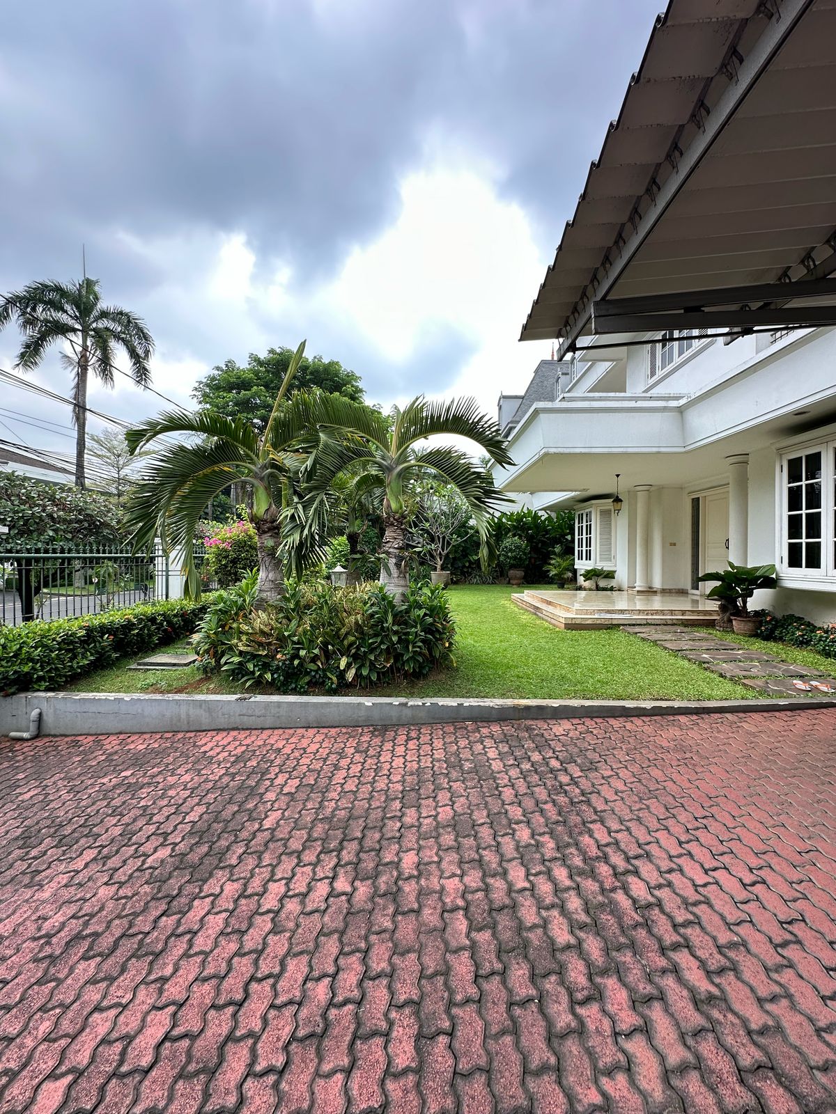 FOR SALE SIMPRUG GOLF RUMAH TERAWAT SIAP HUNI ROW JALAN LEBAR DEKAT SENAYAN & SUDIRMAN AREA JAKARTA SELATAN