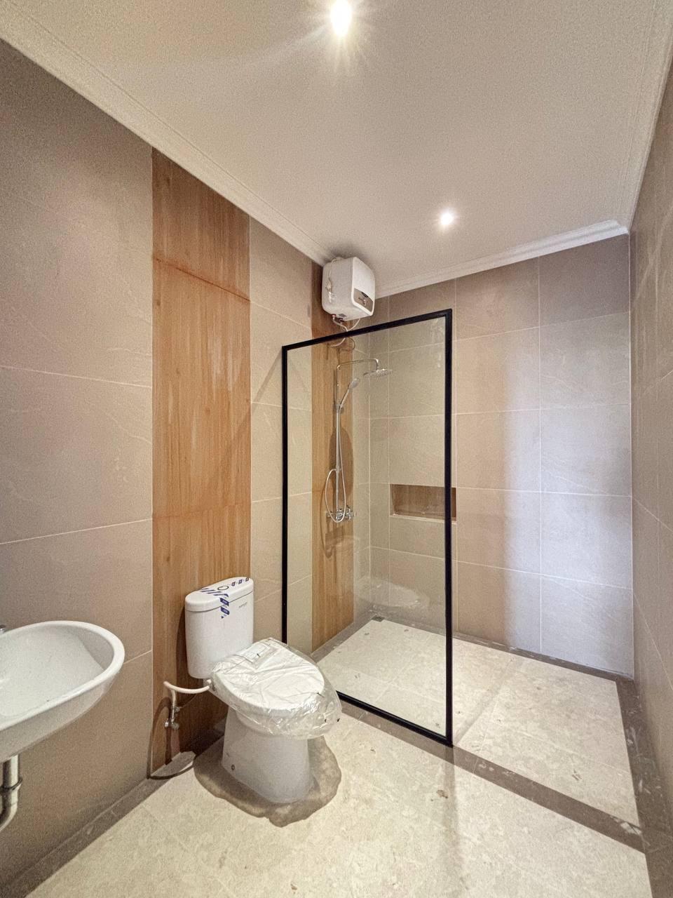 RUMAH 3 LANTAI, SHM, DIJUAL LOKASI STRATEGIS 5 MENIT KE PINTU TOL BRIGIF JAGAKARSA - JAKARTA SELATAN