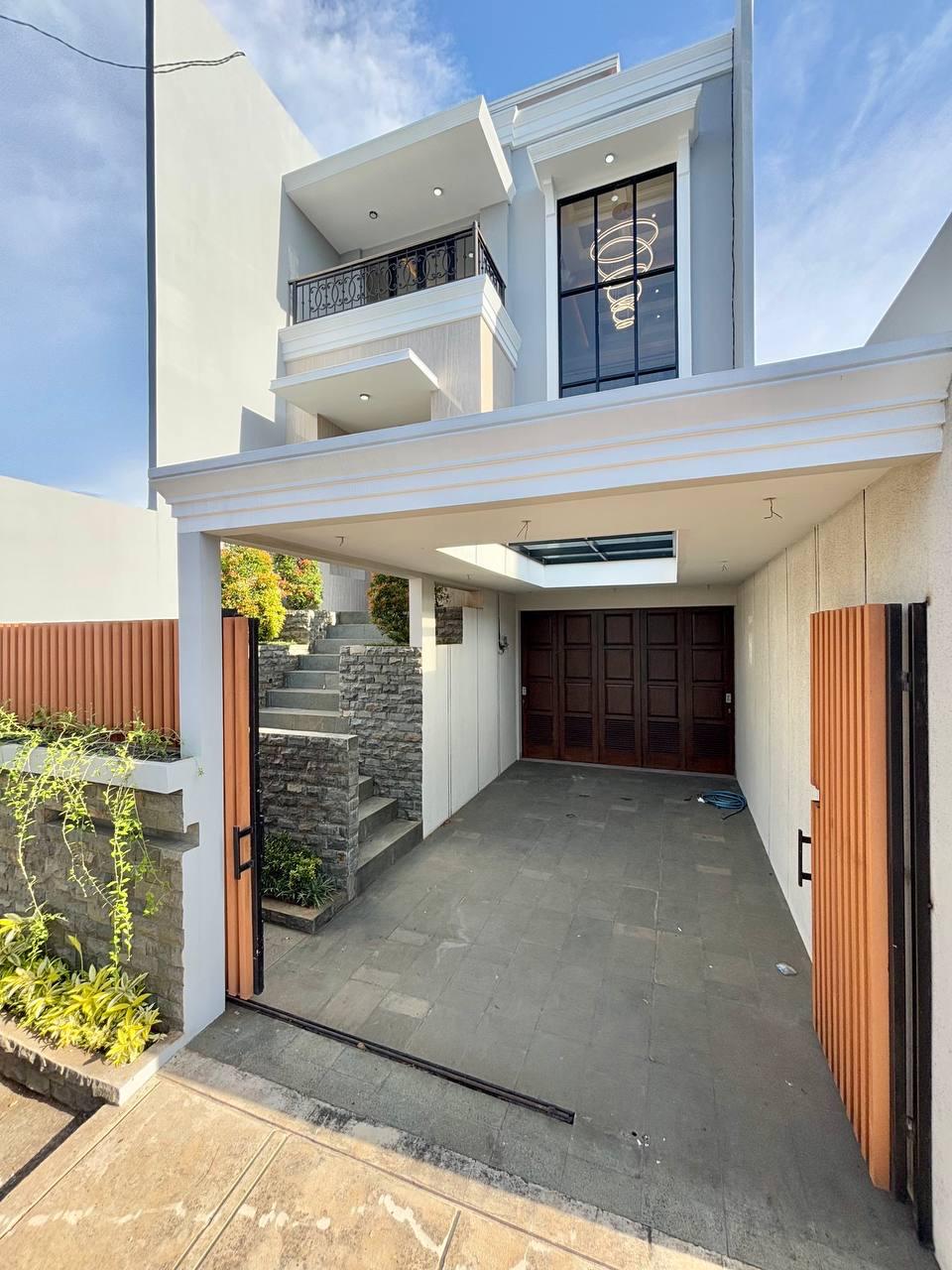 RUMAH 3 LANTAI, SHM, DIJUAL LOKASI STRATEGIS 5 MENIT KE PINTU TOL BRIGIF JAGAKARSA - JAKARTA SELATAN