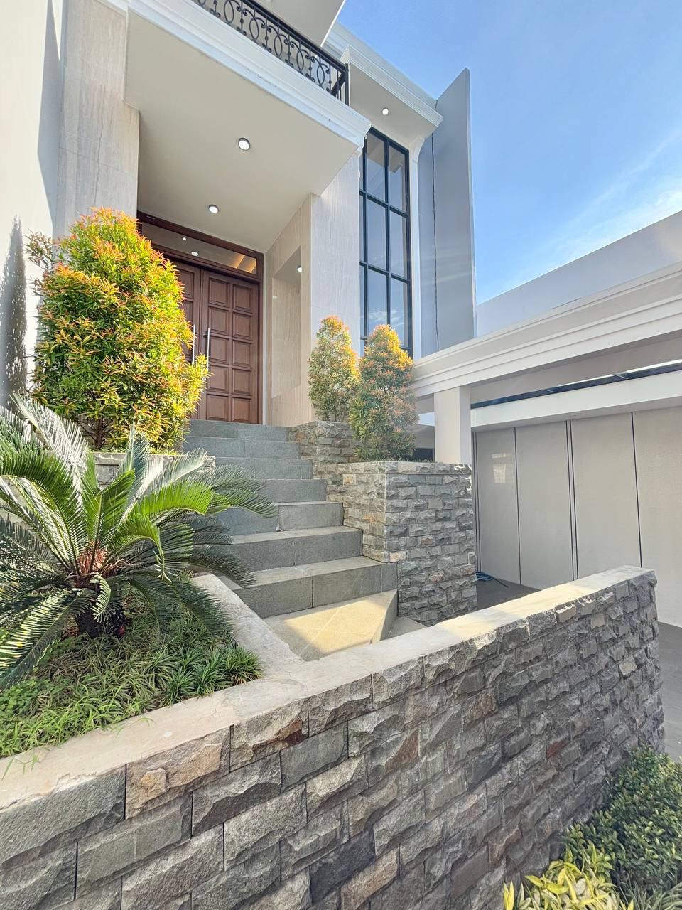 RUMAH 3 LANTAI, SHM, DIJUAL LOKASI STRATEGIS 5 MENIT KE PINTU TOL BRIGIF JAGAKARSA - JAKARTA SELATAN