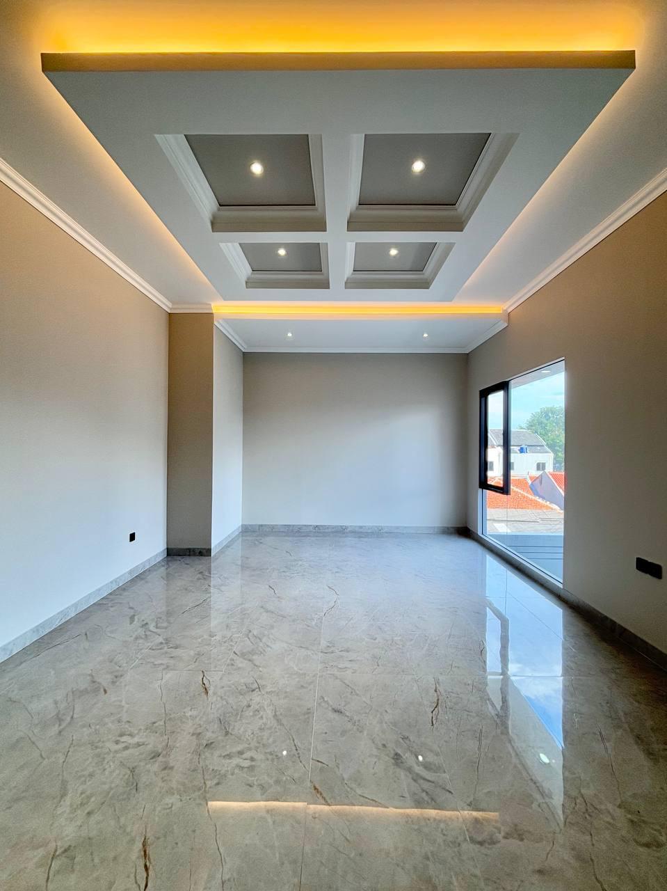 RUMAH 3 LANTAI, SHM, DIJUAL LOKASI STRATEGIS 5 MENIT KE PINTU TOL BRIGIF JAGAKARSA - JAKARTA SELATAN