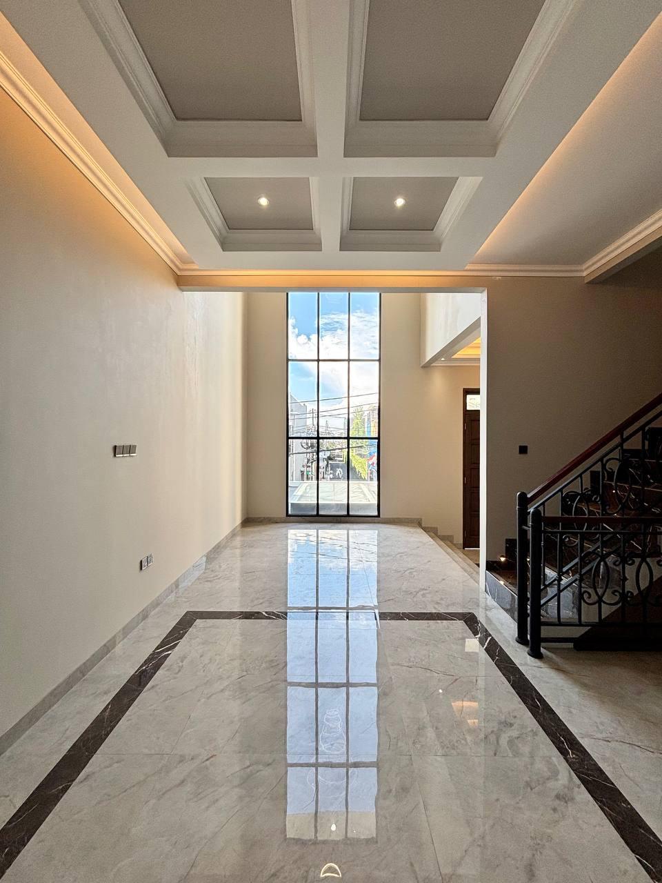 RUMAH 3 LANTAI, SHM, DIJUAL LOKASI STRATEGIS 5 MENIT KE PINTU TOL BRIGIF JAGAKARSA - JAKARTA SELATAN