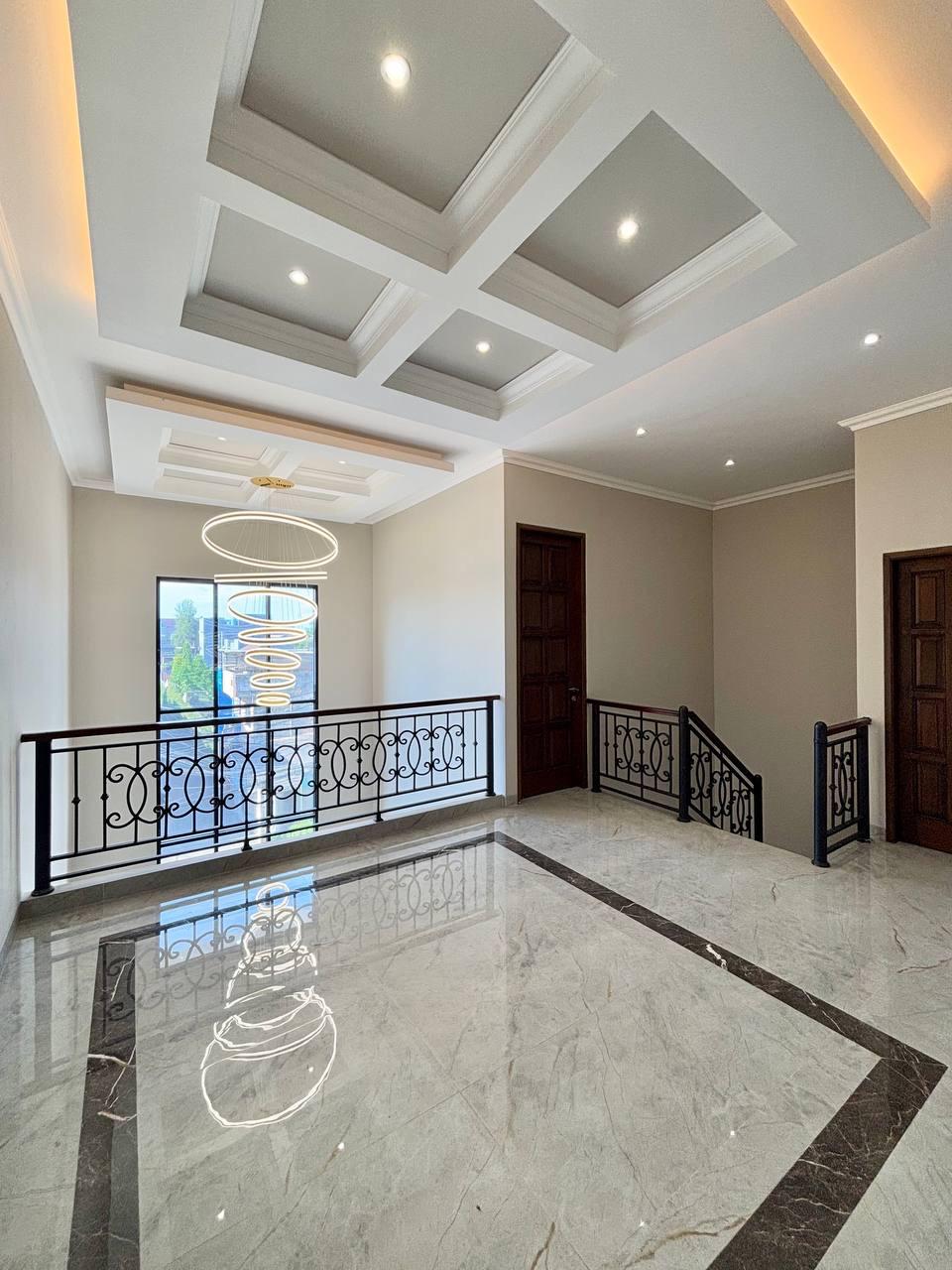 RUMAH 3 LANTAI, SHM, DIJUAL LOKASI STRATEGIS 5 MENIT KE PINTU TOL BRIGIF JAGAKARSA - JAKARTA SELATAN